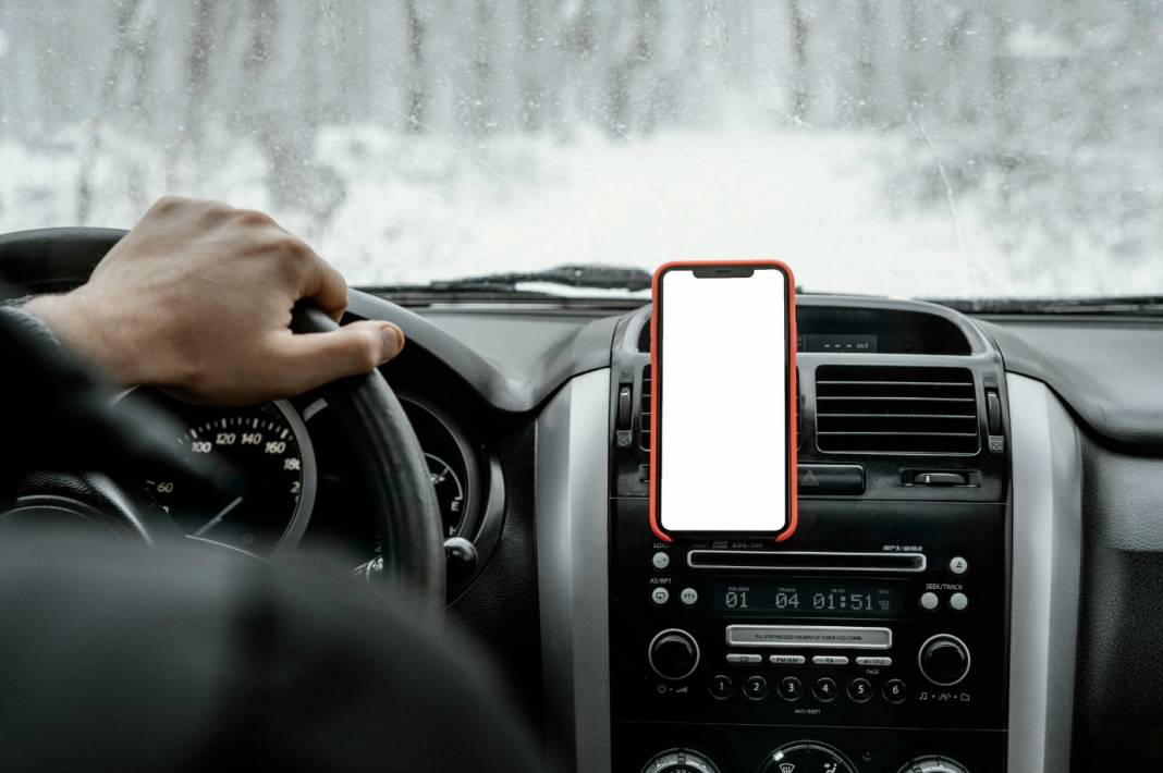 Arabasına telefon tutacağını böyle koyanlar yandı: Meğer ciddi zararı varmış 3